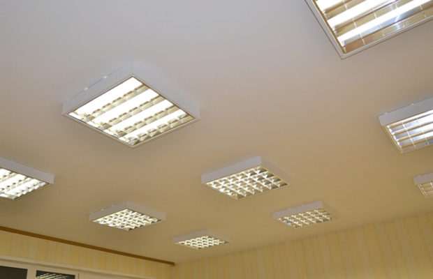 4 совета, какие светильники для натяжного потолка выбрать