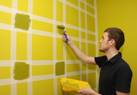 покраска стен в два цвета с помощью малярного скотча