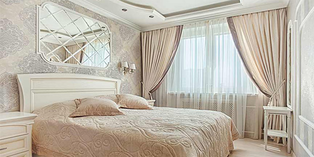 классические шторы для спальни