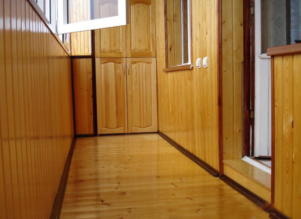отделка балкона деревянной вагонкой 2