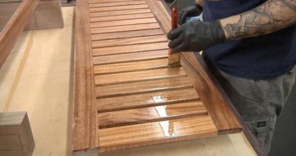 Процесс нанесения тонировочного лака на деревянную поверхность
