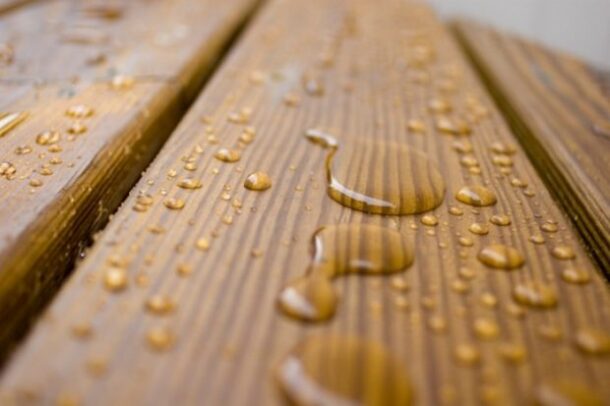 Пример устойчивости деревянной поверхности покрытой лаком воздействию влаги