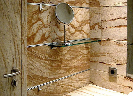 Пример отделки интерьера ванной гибким камнем
