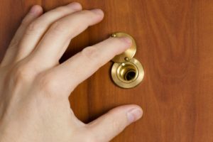 Глазок для двери: 10 советов по выбору дверного глазка