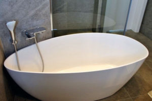 5 советов по выбору ванны из литьевого мрамора: плюсы, минусы, производители
