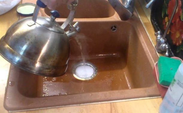 Rincer les tuyaux avec de l'eau bouillante.  Un moyen de déboucher un blocage d'égout.