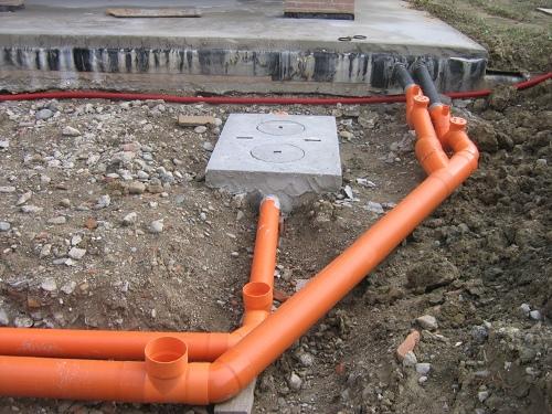 Жесткие оранжевые трубы трубы из ПВХ для прокладки канализации 