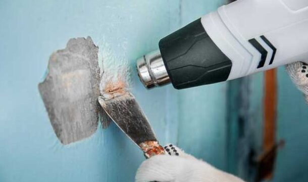 Применение строительного фена для снятия старой краски со стены