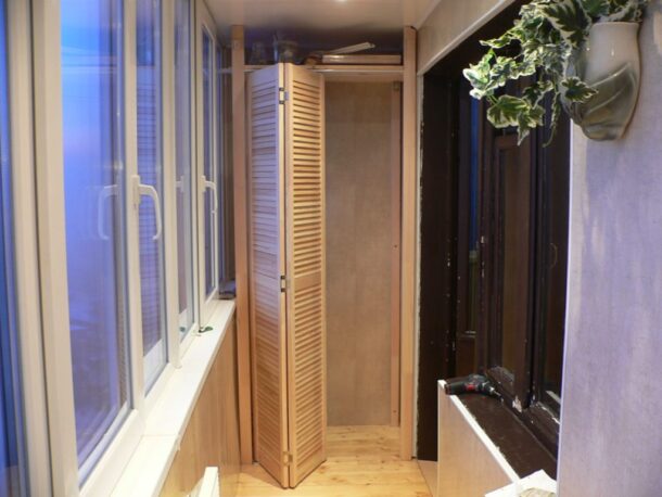 Пример шкафа для лоджии с дверью-гармошкой