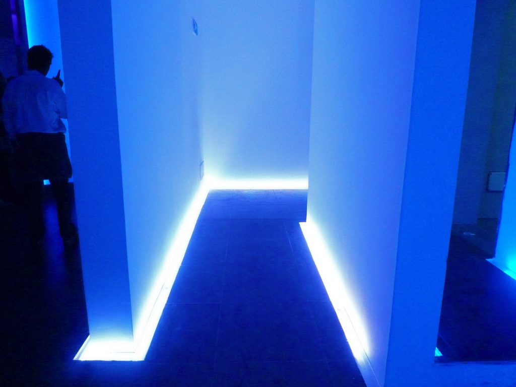 Как сделать подсветку стены в спальне