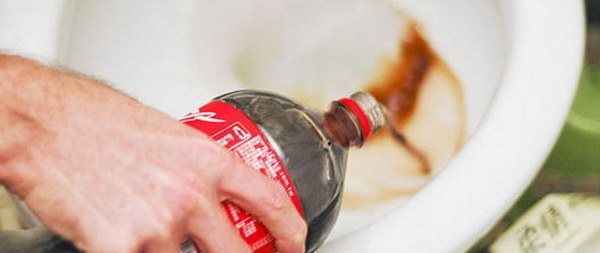 Снятие налёта с унитаза Кока-Колой
