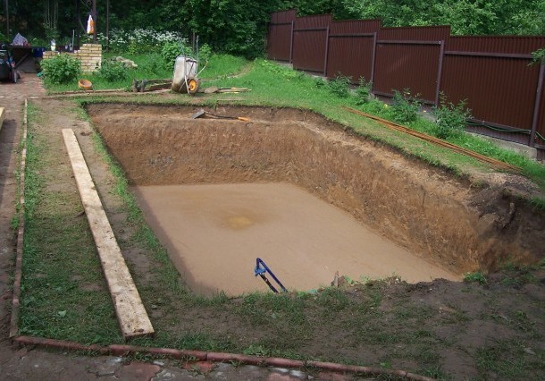бассейн бетонный рытье котлована