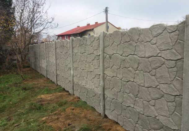 Забор из бетонных блоков для дачного участка