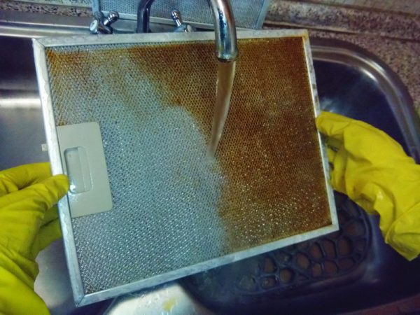 Мойка фильтра кухонной вытяжки с помощью мыла
