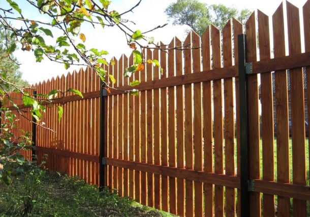 Деревянный забор дачного участка (забор из деревянного штакетника) 