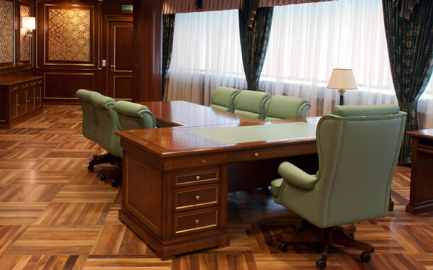 Пример выбора кресел для кабинета оформленного в классическом стиле