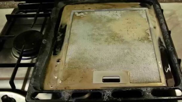 Загрязнённый фильтр кухонной вытяжки
