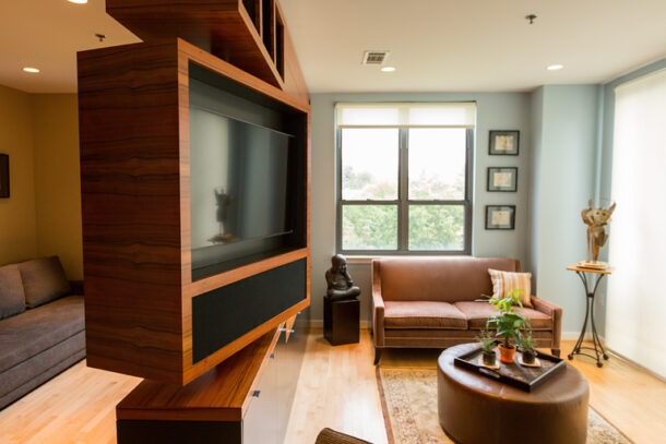 Пример установки вращающегося стеллажа в однокомнатной квартире для зонирования пространства