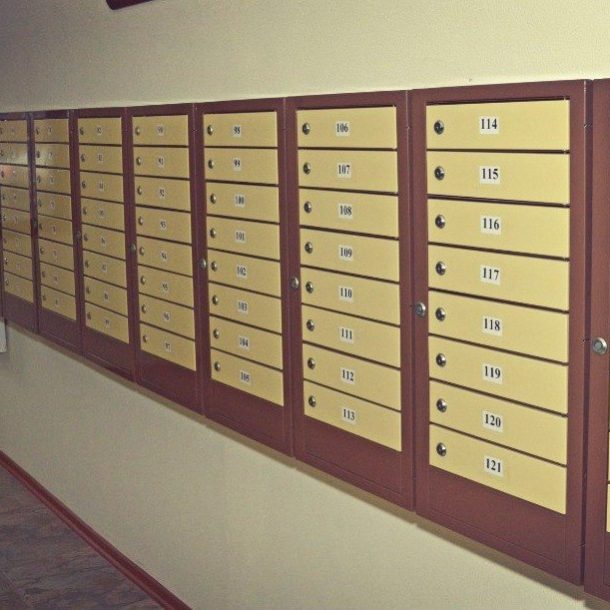 В подъезде устанавливаются почтовые ящики