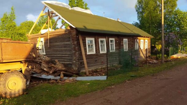Проведение работ по восстановлению кровли старого деревянного дома