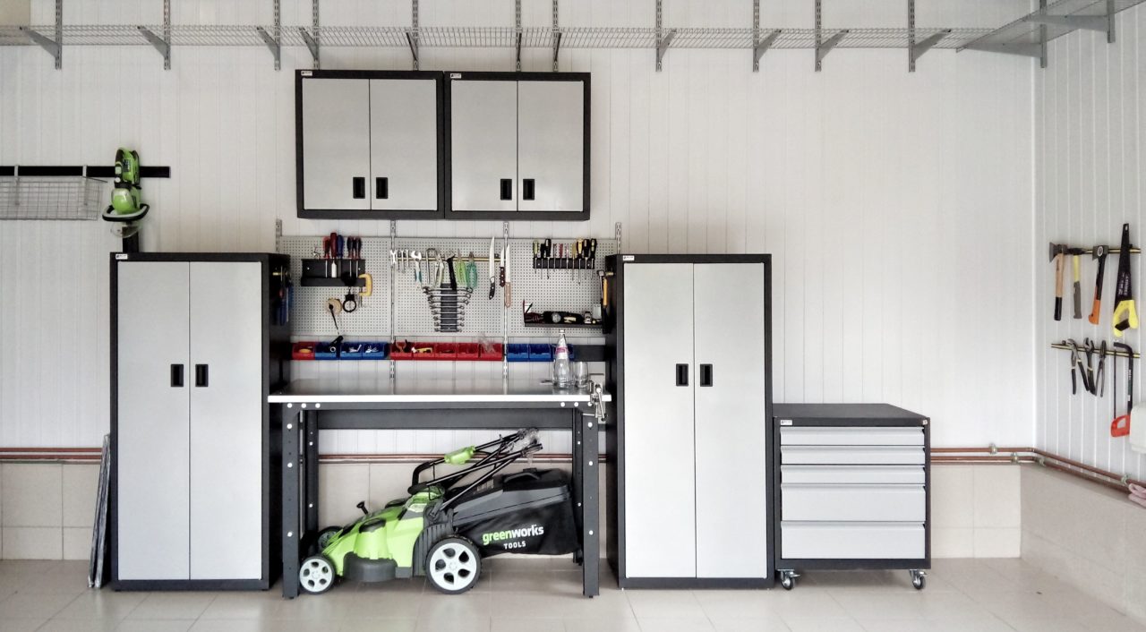 Почему шкаф в гараж с рольставнями - лучшее решение?