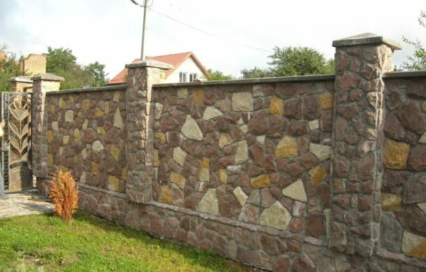 Каменный забор дачного участка