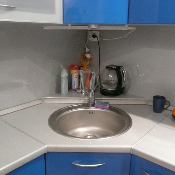Пример установкиврезной мойки в угловой кухне