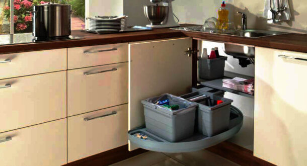 Пример выкатного механизма для шкафчиков стола угловой кухни