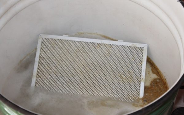 Замачивание фильтра кухонной вытяжки в мыльном растворе